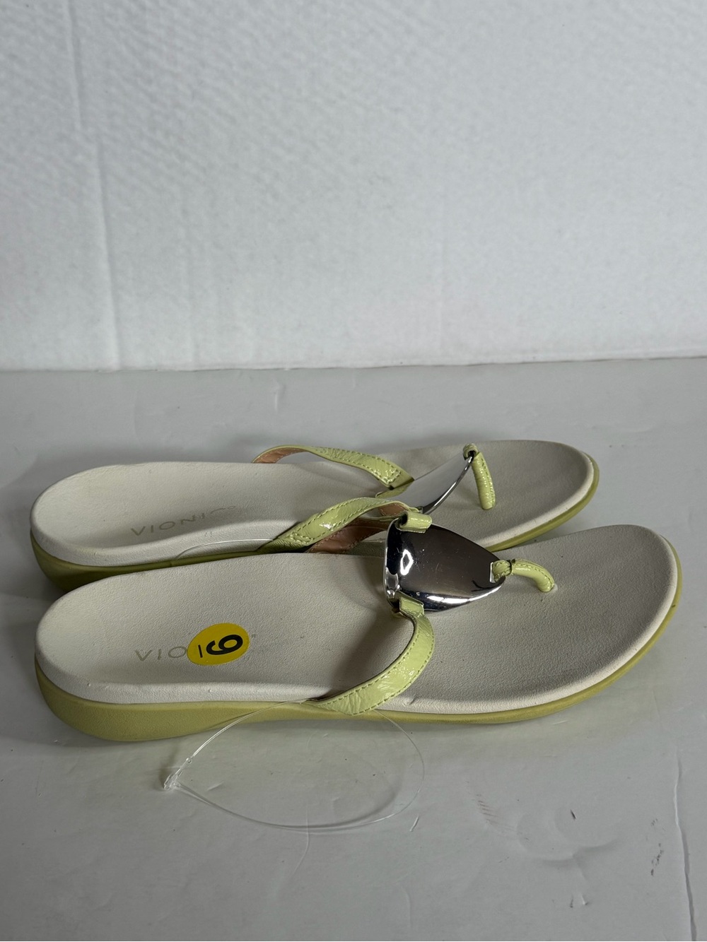 Vionic Raysa Women's Pale Lime Thong Sandals with Silver Medallion in size 9